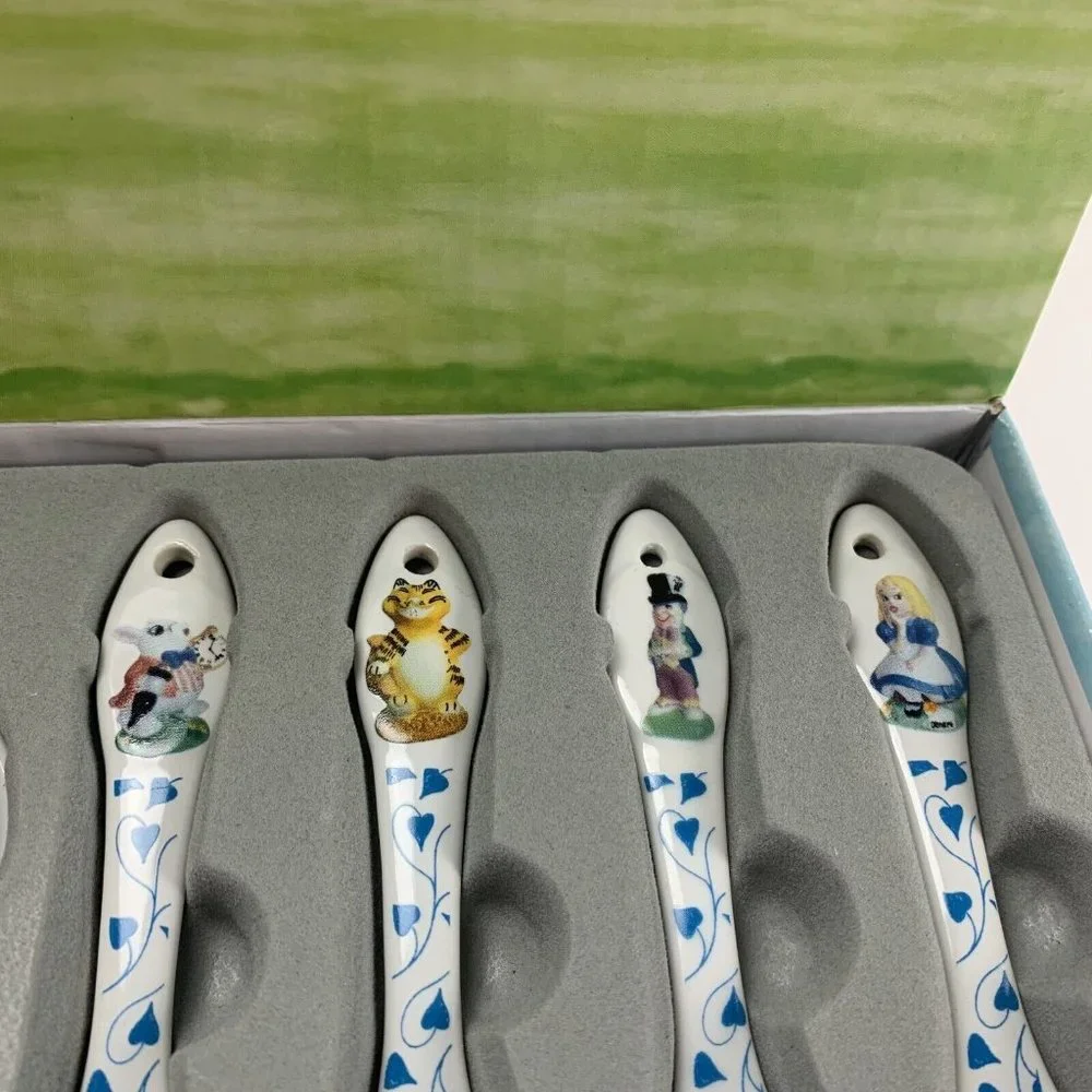 Cardew Design Alice in Wonderland Ceramic Basket and Set‎ of 4 Spoons White 6198